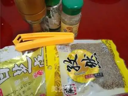 Make Cumin black pepper toothpick beef step 1