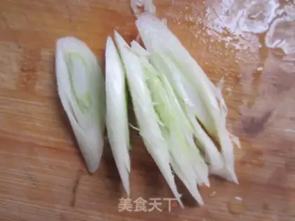 Make Fried noodles with green vegetables and shredded pork step 3