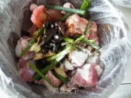 Make Black bean fried golden melon ribs step 1