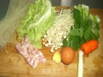 Make stir-fried rice noodles with bacon and mixed vegetables step 0