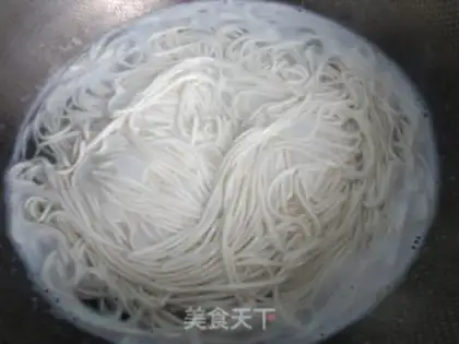 Make Fried noodles with green vegetables and shredded pork step 4