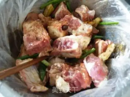 Make Black bean fried golden melon ribs step 2