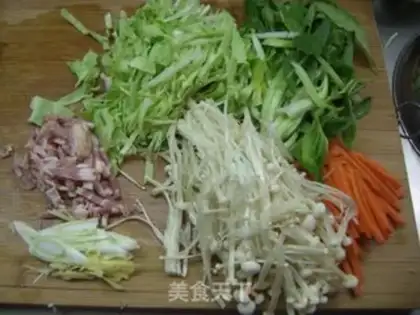 Make stir-fried rice noodles with bacon and mixed vegetables step 1
