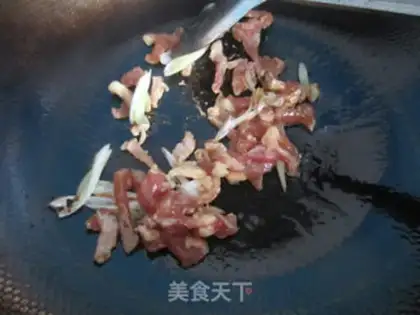 Make Fried noodles with green vegetables and shredded pork step 5