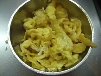 Make stir-fried rice noodles with bacon and mixed vegetables step 2