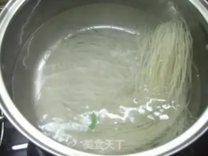 Make stir-fried rice noodles with bacon and mixed vegetables step 3