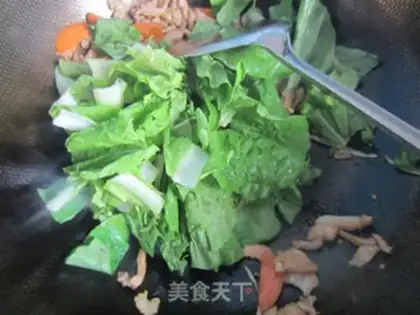 Make Fried noodles with green vegetables and shredded pork step 7
