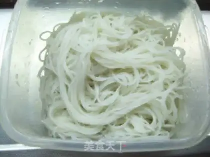 Make stir-fried rice noodles with bacon and mixed vegetables step 4