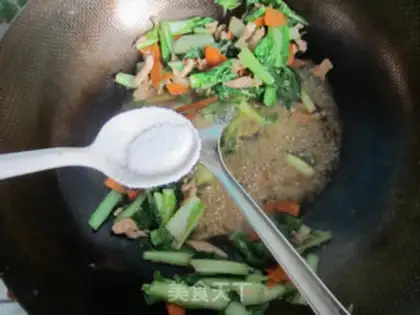 Make Fried noodles with green vegetables and shredded pork step 8