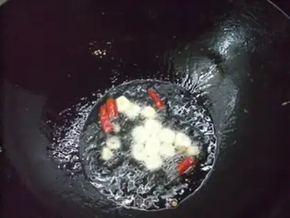 Make stir-fried rice noodles with bacon and mixed vegetables step 5
