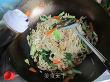 Make Fried noodles with green vegetables and shredded pork step 9