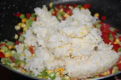 Make Japanese omelet rice step 4