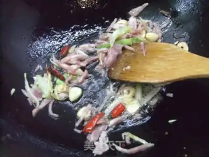 Make stir-fried rice noodles with bacon and mixed vegetables step 7