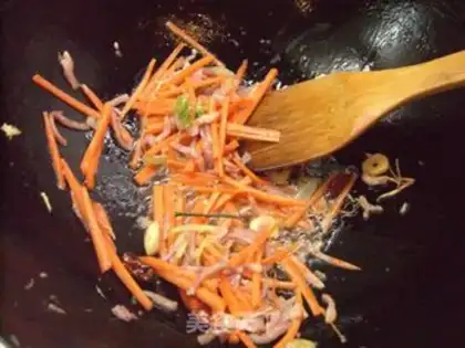 Make stir-fried rice noodles with bacon and mixed vegetables step 8