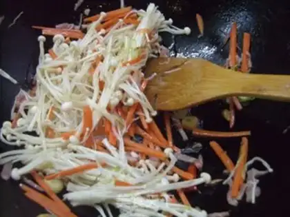 Make stir-fried rice noodles with bacon and mixed vegetables step 9