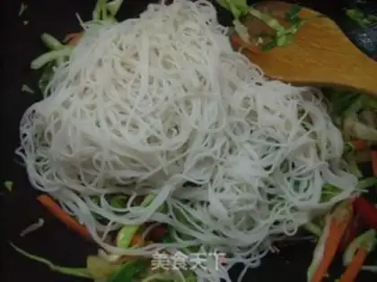 Make stir-fried rice noodles with bacon and mixed vegetables step 11
