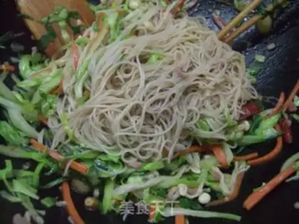 Make stir-fried rice noodles with bacon and mixed vegetables step 12