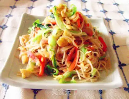 Make stir-fried rice noodles with bacon and mixed vegetables step 13