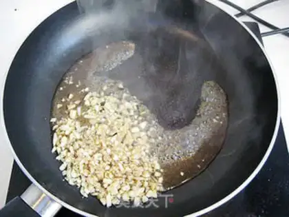 Make Scrambled eggs with tomato and cucumber step 1