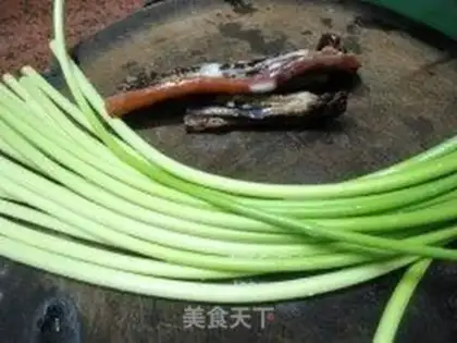 Make stir-fried bacon with garlic step 0