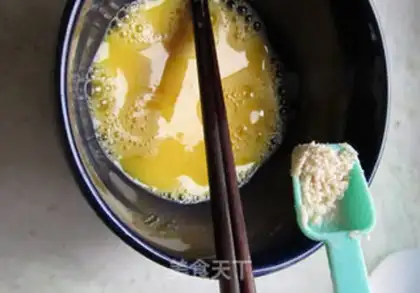 Make Scrambled eggs with peach kernels and wild onions step 3