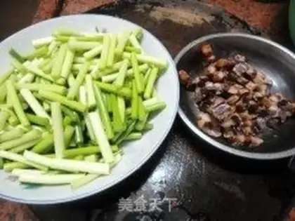 Make stir-fried bacon with garlic step 1