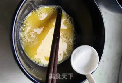 Make Scrambled eggs with peach kernels and wild onions step 4