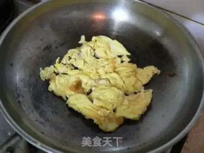 Make Scrambled eggs with tomato and cucumber step 3