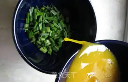 Make Scrambled eggs with peach kernels and wild onions step 5