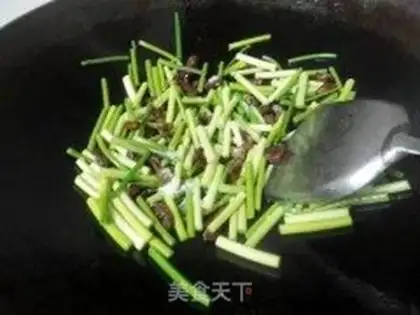 Make stir-fried bacon with garlic step 3