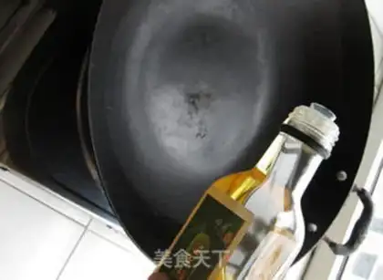 Make Scrambled eggs with peach kernels and wild onions step 6