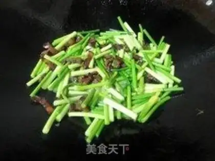 Make stir-fried bacon with garlic step 4