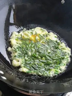 Make Scrambled eggs with peach kernels and wild onions step 7
