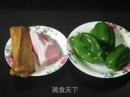 Make Sauteed pork with green pepper and shredded beans step 0