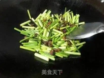 Make stir-fried bacon with garlic step 5