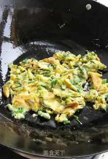 Make Scrambled eggs with peach kernels and wild onions step 8