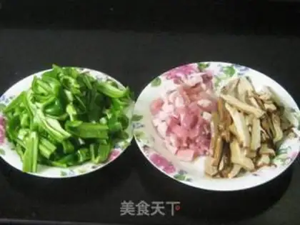 Make Sauteed pork with green pepper and shredded beans step 1
