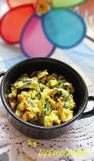 Make Scrambled eggs with peach kernels and wild onions step 10