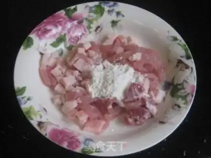 Make Sauteed pork with green pepper and shredded beans step 2