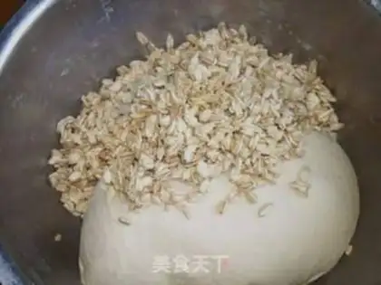 Make Chinese oatmeal bread step 3
