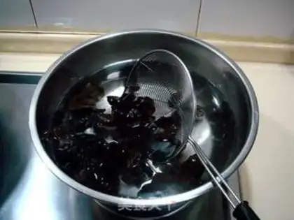 Make stir-fried fungus with shrimp with eggs step 2