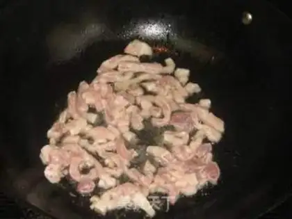 Make Sauteed pork with green pepper and shredded beans step 3