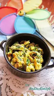 Make Scrambled eggs with peach kernels and wild onions step 11