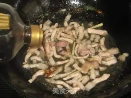 Make Sauteed pork with green pepper and shredded beans step 4
