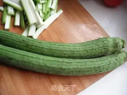 Make loofah and preserved egg noodles step 0