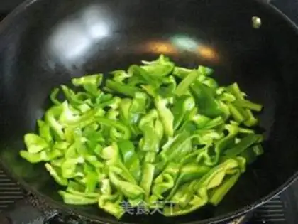 Make Sauteed pork with green pepper and shredded beans step 5