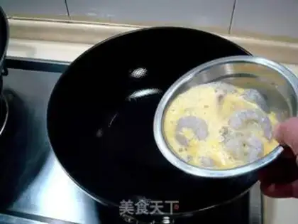 Make stir-fried fungus with shrimp with eggs step 3