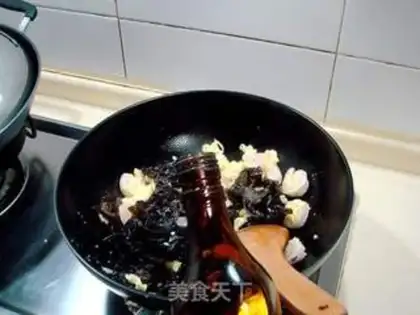 Make stir-fried fungus with shrimp with eggs step 4