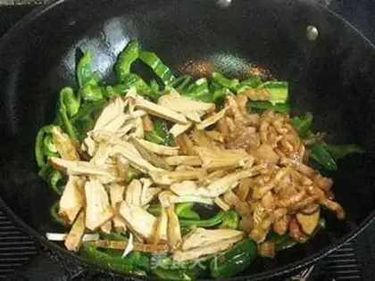 Make Sauteed pork with green pepper and shredded beans step 6