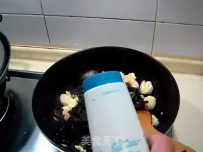 Make stir-fried fungus with shrimp with eggs step 5